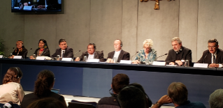 Briefing del giorno 17 ottobre nella Sala Stampa Vaticana sui lavori dell’Assemblea Speciale del Sinodo dei Vescovi per la regione Pan-Amazzonica Briefing del giorno 17 ottobre nella Sala Stampa Vaticana sui lavori dell’Assemblea Speciale del Sinodo dei Vescovi per la regione Pan-Amazzonica